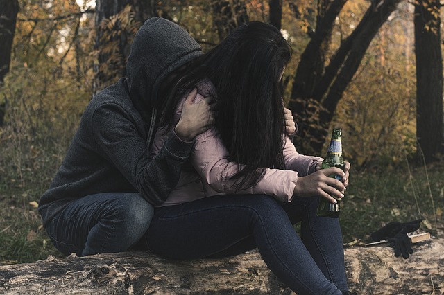 female alcoholism 2847443 640